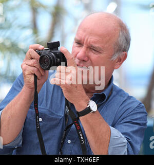 Peter Lindbergh prend une photo lors d'un photocall pour le film 'Le regard' au 64e congrès annuel international du Film de Cannes à Cannes, France le 16 mai 2011. UPI/David Silpa Banque D'Images