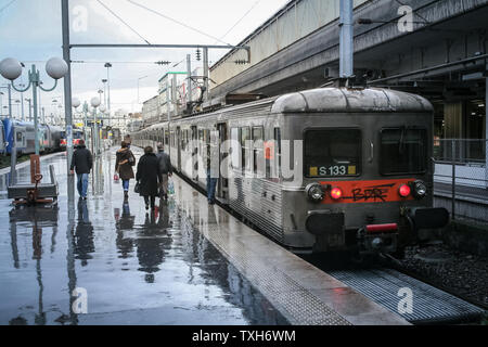 PARIS, FRANCE - 02 janvier 2007 : Z6100 de l'UEM Classe Transilien SNCF, spécialisée dans le transport et les services de banlieue, en attente sur une plate-forme de Paris Banque D'Images