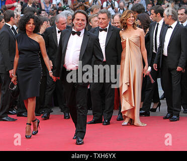 Xavier Durringer et guest mène l'équipe du film 'La Conquête (la conquête)' sur le tapis rouge avant la projection de leur film lors de la 64e conférence annuelle du Festival International du Film de Cannes à Cannes, France le 18 mai 2011. UPI/David Silpa Banque D'Images
