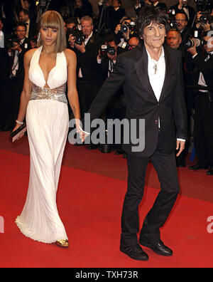 Ron Wood (R) et Ana Araujo arrivent sur le tapis rouge avant la projection du film 'Melancholia' lors de la 64e assemblée annuelle du Festival International du Film de Cannes à Cannes, France le 18 mai 2011. UPI/David Silpa Banque D'Images