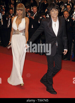 Ron Wood (R) et Ana Araujo arrivent sur le tapis rouge avant la projection du film 'Melancholia' lors de la 64e assemblée annuelle du Festival International du Film de Cannes à Cannes, France le 18 mai 2011. UPI/David Silpa Banque D'Images