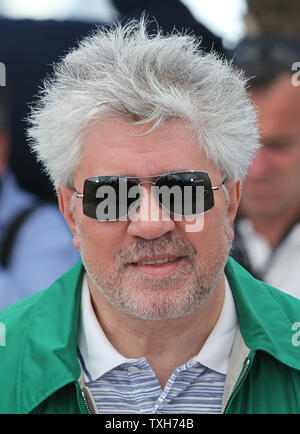 Pedro Almodovar arrive à un photocall pour le film 'La Piel Que Habito (la peau je vis dans)' lors de la 64e assemblée annuelle du Festival International du Film de Cannes à Cannes, France le 19 mai 2011. UPI/David Silpa Banque D'Images