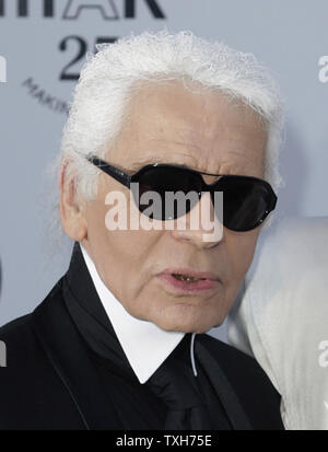 Karl Lagerfeld arrive sur le tapis rouge à la gala de l'amfAR contre le sida qui aura lieu pendant le Festival International du Film de Cannes à l'Hôtel du Cap-Eden-Roc près de Cannes, France le 19 mai 2011. L'événement réunit des fonds pour la recherche sur le SIDA. UPI/David Silpa Banque D'Images