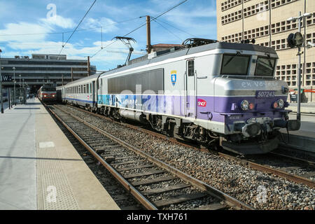 MARSEILLE, FRANCE - 29 octobre 2006 : Passager TER Train régional à la gare de Marseille Saint-Charles, appartenant à l'entreprise SNCF vu à l'avant. Banque D'Images