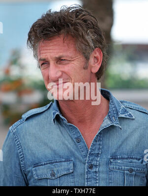 Sean Penn arrive à un photocall pour le film "Ce doit être la Place' au cours de la 64e conférence annuelle du Festival International du Film de Cannes à Cannes, France le 20 mai 2011. UPI/David Silpa Banque D'Images