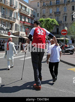 Sultan Kosen, répertorié comme l'homme vivant le plus grand du monde dans le Livre Guinness des records, les promenades le long de la croisette durant le 64e congrès annuel international du Film de Cannes à Cannes, France, le 21 mai 2011. Kosen, à partir de la Turquie, se trouve à 8 pieds 3 pouces (251,4 cm) et détient également des enregistrements pour les plus grandes mains à 11,22 pouces (28,5 centimètres) et des plus grands pieds à 14,4 pouces (36,5 centimètres). UPI/David Silpa Banque D'Images