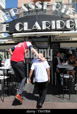 Sultan Kosen, répertorié comme l'homme vivant le plus grand du monde dans le Livre Guinness des records, les canards d'entrer dans un restaurant le long du boulevard de la croisette durant le 64e congrès annuel international du Film de Cannes à Cannes, France, le 21 mai 2011. Kosen, à partir de la Turquie, se trouve à 8 pieds 3 pouces (251,4 cm) et détient également des enregistrements pour les plus grandes mains à 11,22 pouces (28,5 centimètres) et des plus grands pieds à 14,4 pouces (36,5 centimètres). UPI/David Silpa Banque D'Images