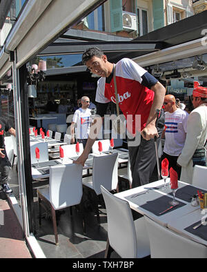 Sultan Kosen, répertorié comme l'homme vivant le plus grand du monde dans le Livre Guinness des Records du monde, entre dans un restaurant le long du boulevard de la croisette durant le 64e congrès annuel international du Film de Cannes à Cannes, France, le 21 mai 2011. Kosen, à partir de la Turquie, se trouve à 8 pieds 3 pouces (251,4 cm) et détient également des enregistrements pour les plus grandes mains à 11,22 pouces (28,5 centimètres) et des plus grands pieds à 14,4 pouces (36,5 centimètres). UPI/David Silpa Banque D'Images