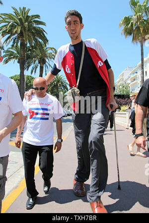 Sultan Kosen, répertorié comme l'homme vivant le plus grand du monde dans le Livre Guinness des records, les promenades le long de la croisette durant le 64e congrès annuel international du Film de Cannes à Cannes, France, le 21 mai 2011. Kosen, à partir de la Turquie, se trouve à 8 pieds 3 pouces (251,4 cm) et détient également des enregistrements pour les plus grandes mains à 11,22 pouces (28,5 centimètres) et des plus grands pieds à 14,4 pouces (36,5 centimètres). UPI/David Silpa Banque D'Images