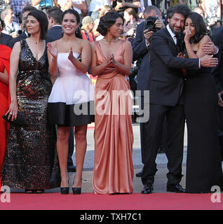 (De G à D) Hiam Abbass, Sabrina Ouazani, Hafsia Herzi, Radu Mihaileanu et Leila Bekhti arrivent sur le tapis rouge avant la projection du film "La Source des Femmes (La Source) lors de la 64e conférence annuelle du Festival International du Film de Cannes à Cannes, France, le 21 mai 2011. UPI/David Silpa Banque D'Images