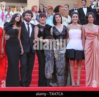 (De G à D) Leila Bekhti, Radu Mihaileanu, Hiam Abbass, Biyouna, Sabrina Ouazani et Hafsia Herzi arrivent sur le tapis rouge avant la projection du film "La Source des Femmes (La Source) lors de la 64e conférence annuelle du Festival International du Film de Cannes à Cannes, France, le 21 mai 2011. UPI/David Silpa Banque D'Images