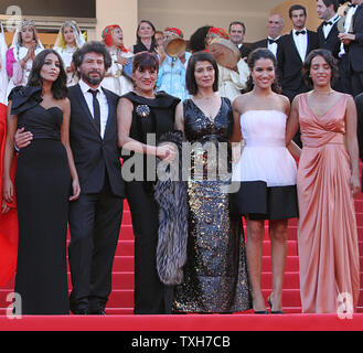 (De G à D) Leila Bekhti, Radu Mihaileanu, Hiam Abbass, Biyouna, Sabrina Ouazani et Hafsia Herzi arrivent sur le tapis rouge avant la projection du film "La Source des Femmes (La Source) lors de la 64e conférence annuelle du Festival International du Film de Cannes à Cannes, France, le 21 mai 2011. UPI/David Silpa Banque D'Images