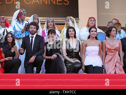 (De G à D) Leila Bekhti, Radu Mihaileanu, Hiam Abbass, Biyouna, Sabrina Ouazani et Hafsia Herzi arrivent sur le tapis rouge avant la projection du film "La Source des Femmes (La Source) lors de la 64e conférence annuelle du Festival International du Film de Cannes à Cannes, France, le 21 mai 2011. UPI/David Silpa Banque D'Images