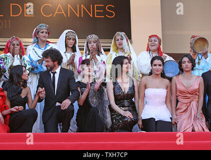 (De G à D) Leila Bekhti, Radu Mihaileanu, Hiam Abbass, Biyouna, Sabrina Ouazani et Hafsia Herzi arrivent sur le tapis rouge avant la projection du film "La Source des Femmes (La Source) lors de la 64e conférence annuelle du Festival International du Film de Cannes à Cannes, France, le 21 mai 2011. UPI/David Silpa Banque D'Images