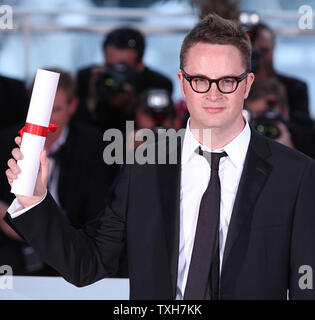 Nicolas Winding Refn arrive à la bourse photocall après avoir reçu le prix "Meilleur Réalisateur" pour le film 'DRIVE' lors de la 64e assemblée annuelle du Festival International du Film de Cannes à Cannes, France le 22 mai 2011. UPI/David Silpa Banque D'Images
