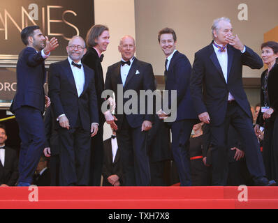 (De G à D) Jason Schwartzman, Bob Balaban, Wes Anderson, Bruce Willis, Edward Norton, Bill Murray et souffler des baisers du haut du tapis rouge du Palais des Festivals avant la projection du film 'Moonrise Kingdom' au cours de la soirée d'ouverture du 65e Festival International du Film de Cannes à Cannes, France, le 16 mai 2012. UPI/David Silpa Banque D'Images