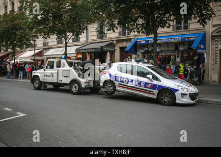 PARIS, FRANCE - 20 juillet 2011 : La Police Nationale Française nationale car il est remorqué par une dépanneuse de la police après un échec. La police national est le principal Banque D'Images