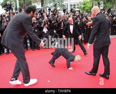 (De G à D) Ramzy Bedia, Jib Pocthier (centre), Medi Sadoun et Franck Gastambide, le casting du film 'Les Wr1', danse sur le tapis rouge avant la projection du film 'Vous n'avez encore rien vu (You Ain't Seen Nothin' Yet) lors de la 65e Festival International du Film de Cannes à Cannes, France le 21 mai 2012. UPI/David Silpa Banque D'Images