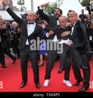 (De G à D) Franck Gastambide, Ramzy Bedia, Jib Pocthier et Medi Sadoun, le casting du film 'Les Wr1', arrivent sur le tapis rouge avant la projection du film 'Vous n'avez encore rien vu (You Ain't Seen Nothin' Yet) lors de la 65e Festival International du Film de Cannes à Cannes, France le 21 mai 2012. UPI/David Silpa Banque D'Images