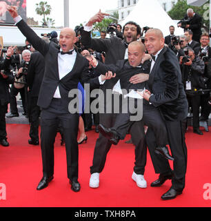 (De G à D) Franck Gastambide, Ramzy Bedia, Jib Pocthier et Medi Sadoun, le casting du film 'Les Wr1', arrivent sur le tapis rouge avant la projection du film 'Vous n'avez encore rien vu (You Ain't Seen Nothin' Yet) lors de la 65e Festival International du Film de Cannes à Cannes, France le 21 mai 2012. UPI/David Silpa Banque D'Images