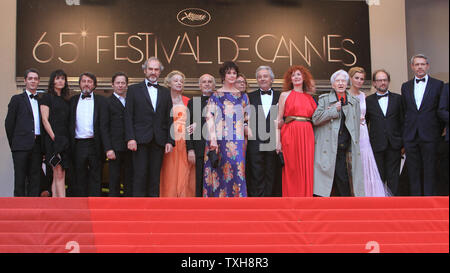 Le casting du film "Vous n'avez encore rien vu (You Ain't Seen Nothin' Yet)', y compris Bruno Podalydes, Mathieu Amalric, Michel Vuillermoz, Annie Duperey, Pierre Arditi, Sabine Azema, Alain Resnais, Anne Consigny, Denis Podalydes, Lambert Wilson et Hippolyte Girardot, arriver en haut de l'tapis rouge du Palais des Festivals avant la projection du film au cours de la 65e Festival International du Film de Cannes à Cannes, France le 21 mai 2012. UPI/David Silpa Banque D'Images