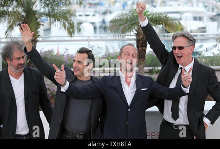 (De G à D) Gustave Kervern, Albert Dupontel, Benoît Poelvoorde et Benoît Delepine arrivent à un photocall pour le film 'Le Grand Soir' au cours de la 65e Festival International du Film de Cannes à Cannes, France le 22 mai 2012. UPI/David Silpa Banque D'Images