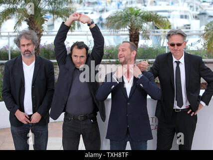 (De G à D) Gustave Kervern, Albert Dupontel, Benoît Poelvoorde et Benoît Delepine arrivent à un photocall pour le film 'Le Grand Soir' au cours de la 65e Festival International du Film de Cannes à Cannes, France le 22 mai 2012. UPI/David Silpa Banque D'Images