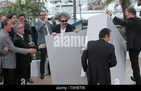 Gustave Kervern (L), Albert Dupontel (C) et Benoît Delepine arrivent à un photocall pour le film 'Le Grand Soir' au cours de la 65e Festival International du Film de Cannes à Cannes, France le 22 mai 2012. UPI/David Silpa Banque D'Images