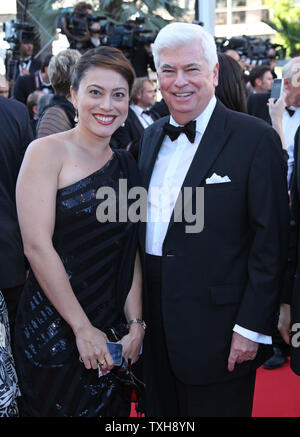 Ancien sénateur des Etats-Unis et actuel président-directeur général de la Motion Picture Association of America Christopher Dodd et client arrive sur le tapis rouge avant la projection du film 'Les tuer doux' pendant le 65e Festival International du Film de Cannes à Cannes, France le 22 mai 2012. UPI/David Silpa Banque D'Images
