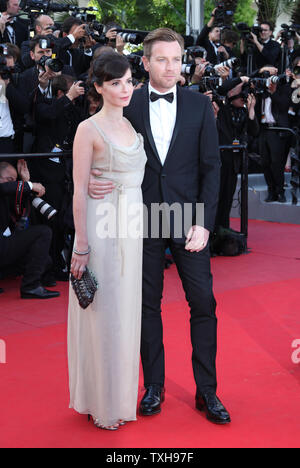 Ewan McGregor (R) et son épouse Eve Mavrakis arrive sur le tapis rouge avant la projection du film "Sur la route" au cours de la 65e Festival International du Film de Cannes à Cannes, France le 23 mai 2012. UPI/David Silpa Banque D'Images