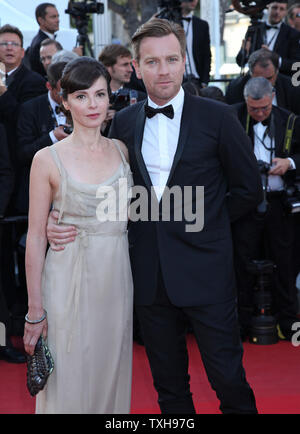 Ewan McGregor (R) et son épouse Eve Mavrakis arrive sur le tapis rouge avant la projection du film "Sur la route" au cours de la 65e Festival International du Film de Cannes à Cannes, France le 23 mai 2012. UPI/David Silpa Banque D'Images