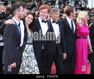 (De G à D) Tom Sturridge, Sam Riley, Kristen Stewart, Danny Morgan, Viggo Mortensen, Garret Hedlund et Kirsten Dunst arrive sur le tapis rouge avant la projection du film "Sur la route" au cours de la 65e Festival International du Film de Cannes à Cannes, France le 23 mai 2012. UPI/David Silpa Banque D'Images
