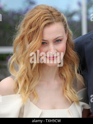 Sarah Gadon arrive à un photocall pour le film 'Cosmopolis' au cours de la 65e Festival International du Film de Cannes à Cannes, France le 25 mai 2012. UPI/David Silpa Banque D'Images