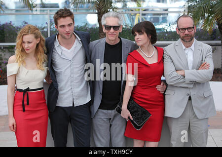 (De G à D) Sarah Gadon, Robert Pattinson, David Cronenberg, Emily Hampshire et Paul Giamatti arrivent à un photocall pour le film 'Cosmopolis' au cours de la 65e Festival International du Film de Cannes à Cannes, France le 25 mai 2012. UPI/David Silpa Banque D'Images