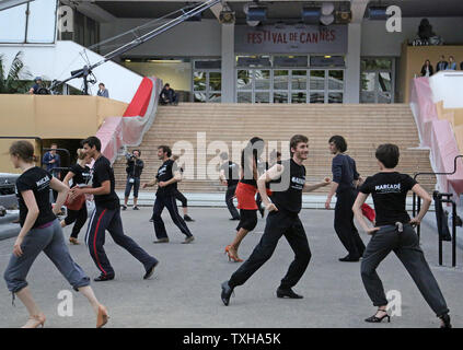 Danseurs répètent un jour avant l'ouverture du 66e Festival International du Film de Cannes annuel à Cannes, France le 24 mai 2013. UPI/David Silpa Banque D'Images