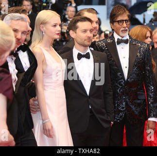 (De G à D) Baz Luhrmann, Carey Mulligan, Tobey Maguire, Leonardo DiCaprio et Amitabh Bachchan arrivent sur le tapis rouge avant la projection du film 'Gatsby le Magnifique' au cours de la soirée d'ouverture de la 66e Festival annuel International du Film de Cannes à Cannes, France le 15 mai 2013. UPI/David Silpa Banque D'Images