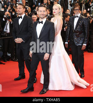 (De G à D) Leonardo DiCaprio, Tobey Maguire, Carey Mulligan et Amitabh Bachchan arrivent sur le tapis rouge avant la projection du film 'Gatsby le Magnifique' au cours de la soirée d'ouverture de la 66e Festival annuel International du Film de Cannes à Cannes, France le 15 mai 2013. UPI/David Silpa Banque D'Images