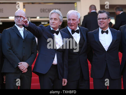 (De G à D) Steven Soderbergh, Michael Douglas, Jerry Weintraub et Matt Damon arriver sur les marches du Palais des Festivals avant la projection du film 'derrière le candélabre' lors de la 66e Festival annuel International du Film de Cannes à Cannes, France le 21 mai 2013. UPI/David Silpa Banque D'Images