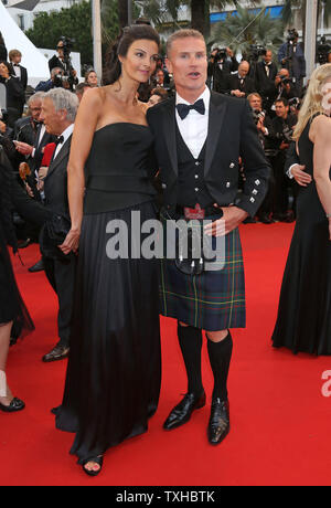 Karen Minier et David Coulthard arrivent sur le tapis rouge avant la projection du film "Tout est perdu" lors de la 66e Festival annuel International du Film de Cannes à Cannes, France le 22 mai 2013. UPI/David Silpa Banque D'Images