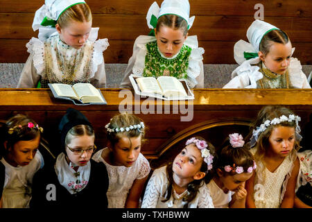 Les jeunes filles des demoiselles costume sorabe pendant la traditionnelle fête catholique, Corpus Christi, Crostwitz, Saxe, Allemagne Banque D'Images