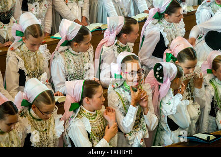 Les jeunes filles en costume d'honneur lors de la traditionnelle fête catholique, Corpus Christi, Crostwitz, Saxe, Allemagne Banque D'Images