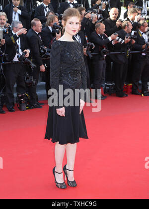 Agathe Bonitzer arrive sur le tapis rouge avant la projection du film 'La Vénus à la fourrure (Vénus en fourrure)' lors de la 66e assemblée annuelle du Festival International du Film de Cannes à Cannes, France le 25 mai 2013. UPI/David Silpa Banque D'Images