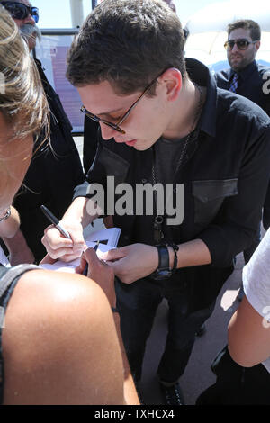 Le chanteur-compositeur-Cris Cab, signe des autographes sur la Promenade de la Croisette lors de la 67 e assemblée annuelle du Festival International du Film de Cannes à Cannes, France le 15 mai 2014. UPI/David Silpa Banque D'Images