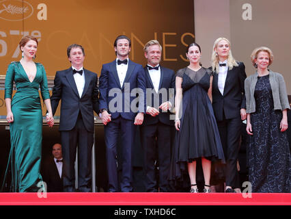 (De G à D) Lea Seydoux, Bertrand Bonello, Gaspard Ulliel, Jeremie Renier, Amira Casar, Aymeline Valade et client arrive sur les marches du Palais des Festivals avant la projection du film "Saint Laurent" lors de la 67 e assemblée annuelle du Festival International du Film de Cannes à Cannes, France le 17 mai 2014. UPI/David Silpa Banque D'Images