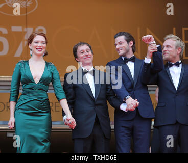 (De G à D) Lea Seydoux, Bertrand Bonello, Gaspard Ulliel et Jeremie Renier arrivent sur les marches du Palais des Festivals avant la projection du film "Saint Laurent" lors de la 67 e assemblée annuelle du Festival International du Film de Cannes à Cannes, France le 17 mai 2014. UPI/David Silpa Banque D'Images