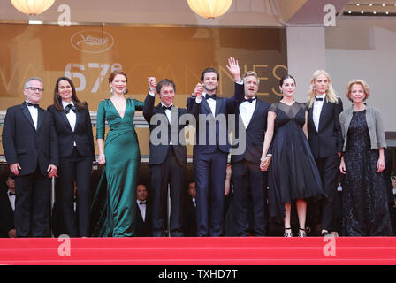 (De G à D) Le directeur du Festival de Cannes Terry FREMAUX, le ministre français de la Culture, Aurélie Filippetti, Léa Seydoux, Bertrand Bonello, Gaspard Ulliel, Jeremie Renier, Amira Casar, Aymeline Valade et client arrive sur les marches du Palais des Festivals avant la projection du film "Saint Laurent" lors de la 67 e assemblée annuelle du Festival International du Film de Cannes à Cannes, France le 17 mai 2014. UPI/David Silpa Banque D'Images