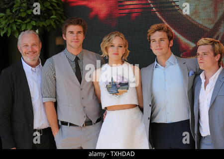 (De G à D) Francis Lawrence, Liam Hemsworth, Jennifer Lawrence, Josh Hutcherson et Sam Claflin arrivent à être pris en photo pour le film 'The Hunger Games : Clarak Part 1' à l'Hôtel Majestic à Cannes, France le 17 mai 2014. UPI/David Silpa Banque D'Images