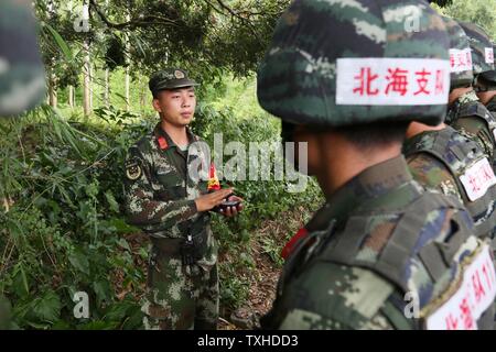 À la mi-juin 2018, la police armée Guangxi Brigade pour le deuxième trimestre de 2018 du diable " " semaine de formation extrême de la Baie de Beibu ouvrit le rideau de la guerre dans une étrange forêt de montagne à Beihai, Guangxi. Des centaines de membres de combat spécial réunis ici à près de 30 catties d'équipement. Dans les sept jours et six nuits, l'expérience de combat spécial permettra de former les membres dans plus de 30 matières, telles que les 10 kilomètres de la forêt de montagne cross-country armés, de la plage, de l'eau lutte contre le détournement des transports, la forêt de montagne et de l'anéantissement de capture, lutter contre les raids de nuit et ainsi de suite. Banque D'Images