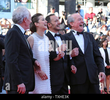 (De G à D) Jean-Pierre Dardenne, Marion Cotillard, Fabrizio Rongione et Luc Dardenne arrivent sur le tapis rouge avant la projection du film 'Deux jours, une nuit (deux jours, une nuit") lors de la 67 e assemblée annuelle du Festival International du Film de Cannes à Cannes, France le 20 mai 2014. UPI/David Silpa Banque D'Images