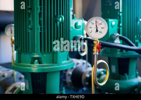 Gros plan du manomètre, mesurer la pression des gaz. Des tuyaux et des distributeurs à l'établissement industriel. Manomètre, instrument de mesure close up sur l'eau chaude, d'huile ou Banque D'Images